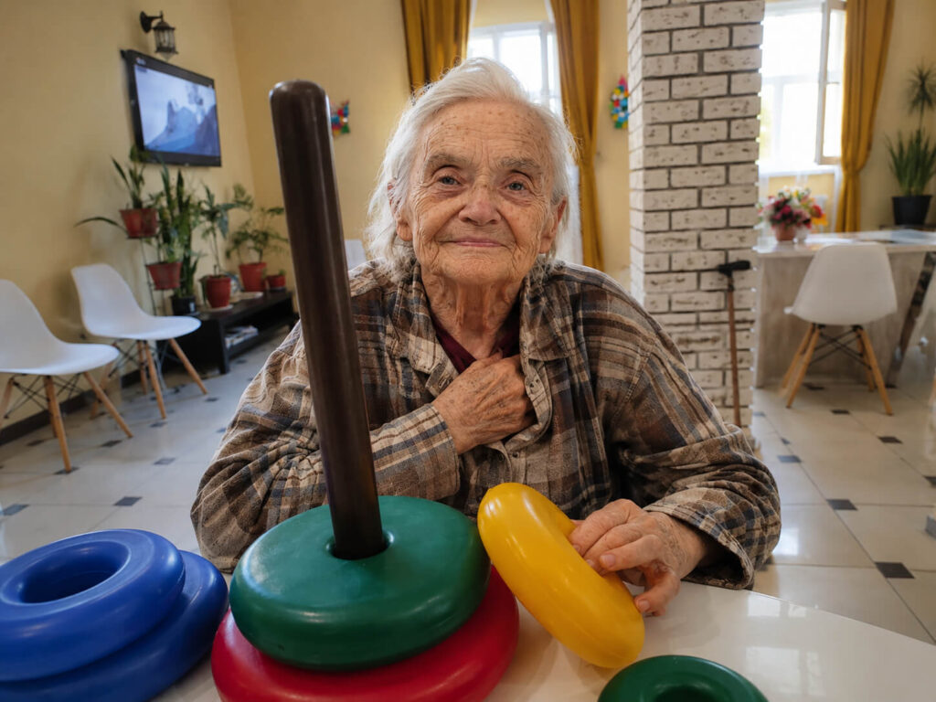 В 90 лет позвонила сама через 5 дней: удивительная история адаптации в частном пансионате для пожилых с деменцией